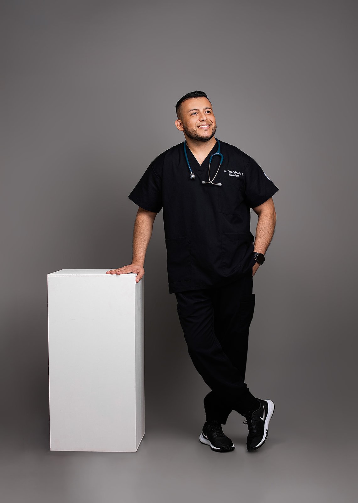 Dr. Edward Gonzalez en retrato profesional
