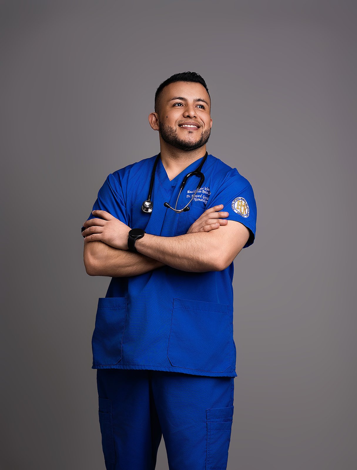 Dr. Edward Gonzalez en uniforme médico