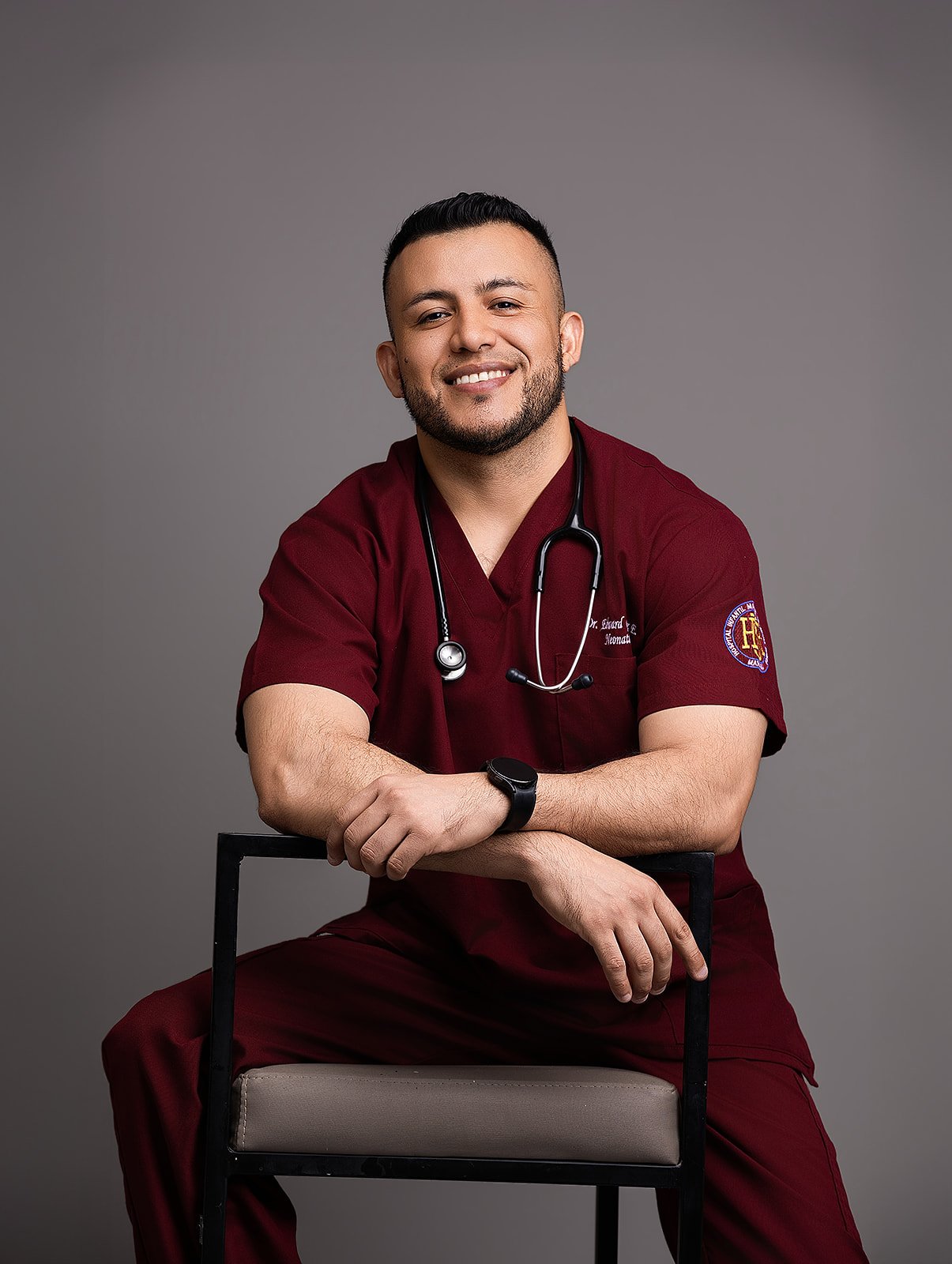 Dr. Edward Gonzalez en consulta pediátrica
