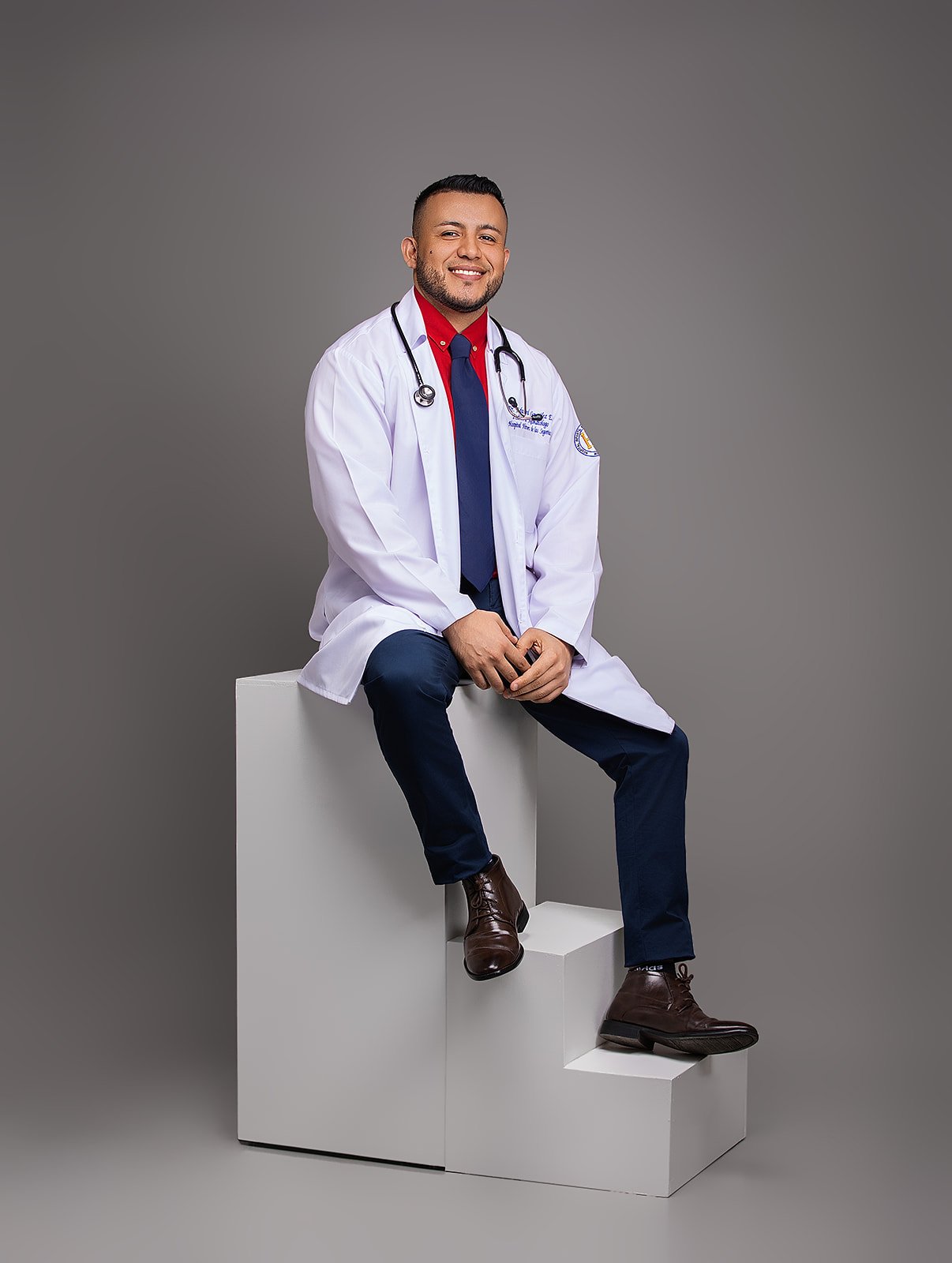 Dr. Edward Gonzalez con bata médica