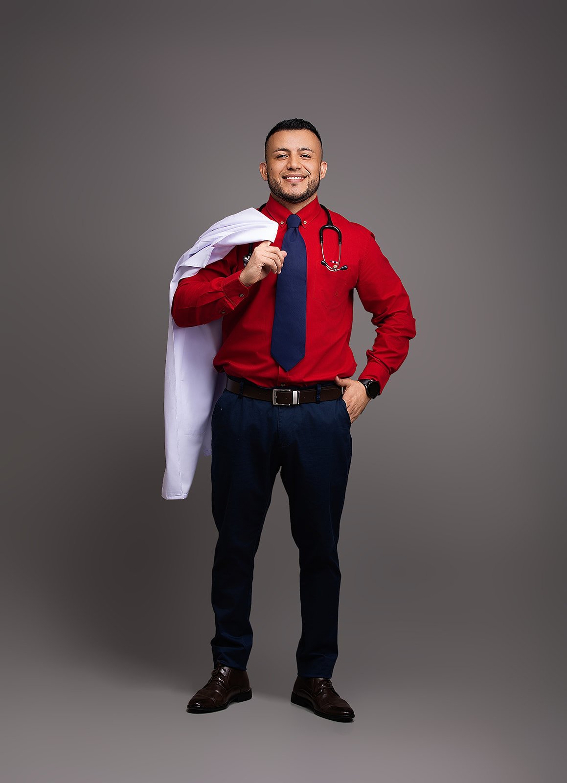 Dr. Edward Gonzalez listo para consulta